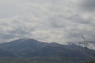 山峦间的输电塔