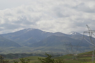 山峦与输电线路的景致