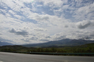 公路边的蓝天白云与远山