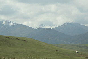 草原上的连绵山脉