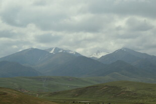云雾缭绕的壮阔山峦