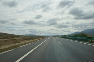 宽阔公路伸向远方