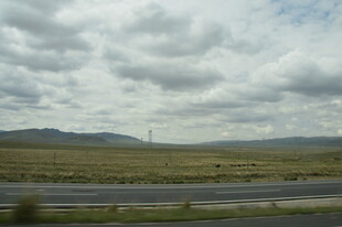 公路边的广袤原野与云层