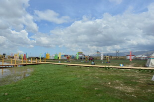 户外多彩景观 草地木桥