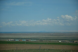广阔田野与蓝天远景