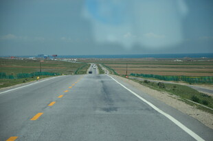 宽阔公路延伸向远方