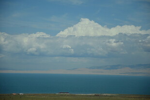 蓝天碧海间的云朵景观