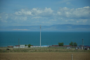 广阔海景与远处山峦
