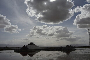 乌云下的建筑景观