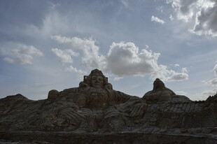 荒野奇特地貌与蓝天白云