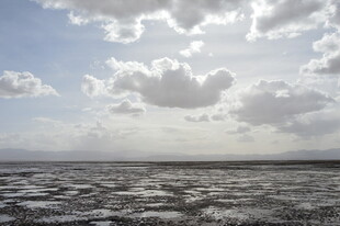 广袤云海下的开阔大地