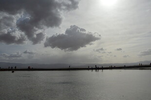 夕阳下的平静水面