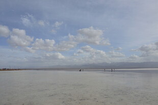 海边广阔沙滩与蓝天白云