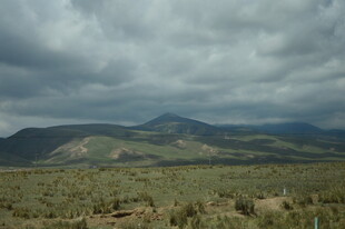 多云天气下的山野风光