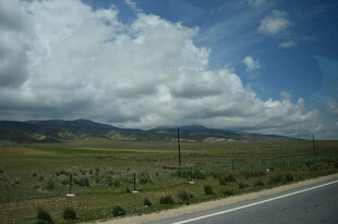 公路边的蓝天绿树与远山