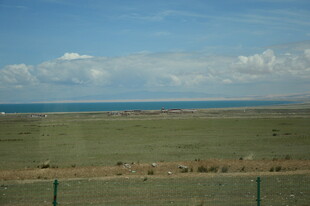 广阔草原与远处蔚蓝大海