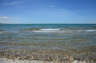 海边清澈水域风景图