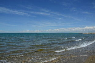 海边美景 海浪轻拍沙滩
