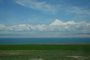 草原湖畔蓝天美景