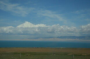 蓝天碧水间的壮美湖景