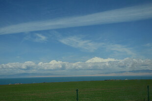 草原蓝天远景风光图