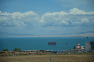海边风景 远处船只与蓝天