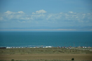 广阔海边的开阔原野景色