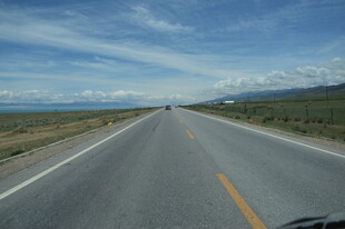 公路伸向远方的开阔风景