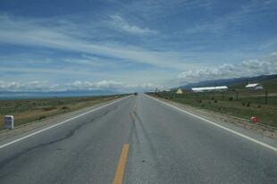 空旷公路延伸向远方