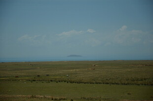 广袤草原与蓝天远景