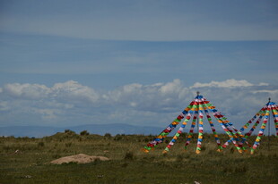草原上的彩色经幡景观