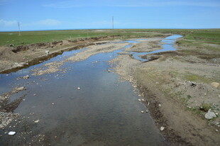 干涸河道现垃圾污染景象