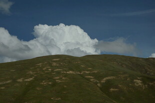 山丘上的壮丽云朵景观