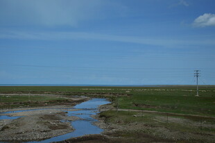 草原上的蜿蜒溪流