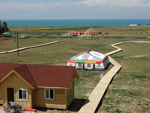 草原上的小屋与多彩帐篷