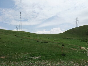 草原上的输电塔景观