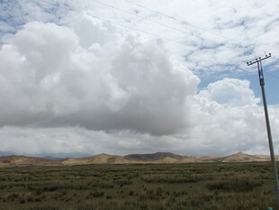 旷野云端下的电线杆