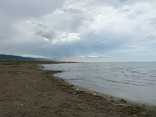 湖畔阴云天 静谧沙滩景