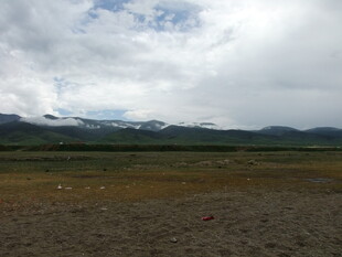 广袤草原与远处山峦风景