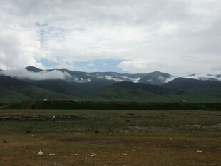 草原远山云雾风景图