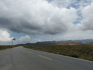 空旷公路与天际厚重云层