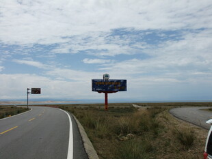 公路旁的指示牌