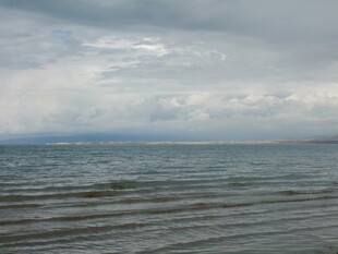 海面阴云密布的宁静景象