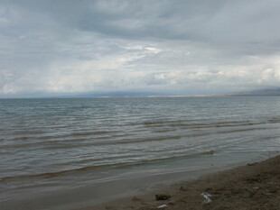 海边阴沉天空下的宁静景象