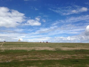 辽阔草原上的蓝天白云