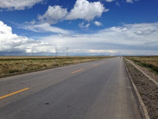 旷野中的笔直公路