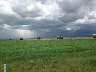 草原上的乌云与农机作业