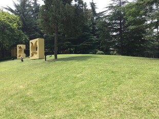 户外草地健身设施场景