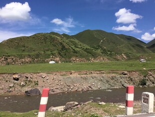 山间河畔的红白警示设施