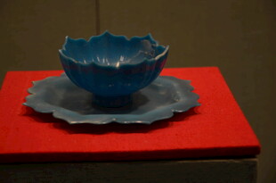 蓝色瓷碗与托盘置于红布上